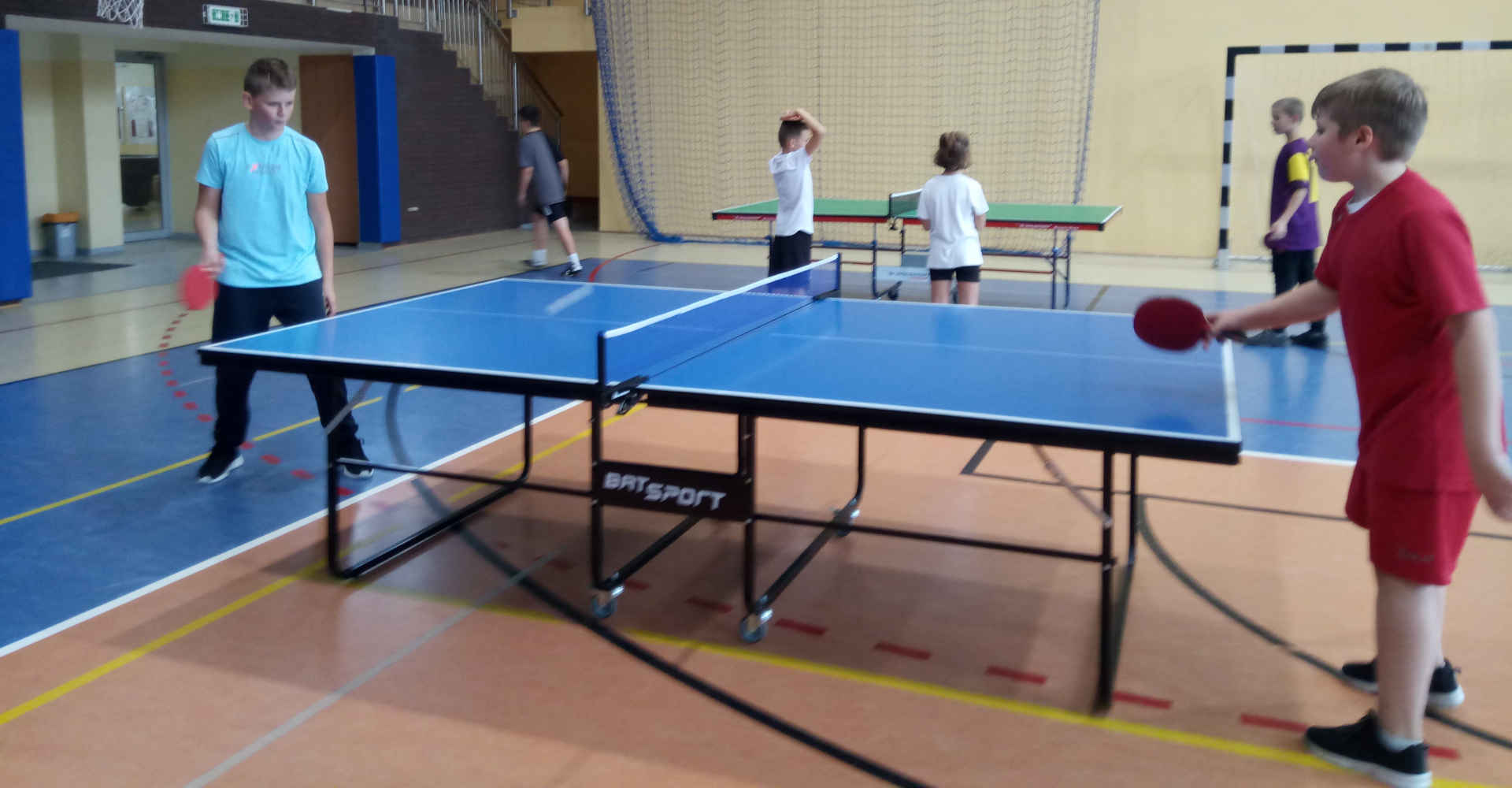 Chłopców podczas zawodów w tenisie stołowym