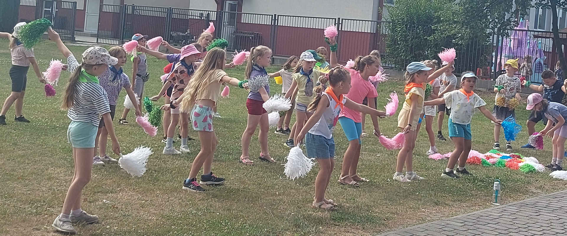 Dzieci podczas ćwiczeń z pomponami