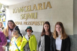 Młodzież przed Kancelarią Sejmu