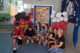 Uczniowie przy balonach w kolorach narodowych