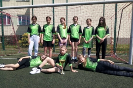 Zwycięska drużyna dziewcząt w mini piłce nożnej