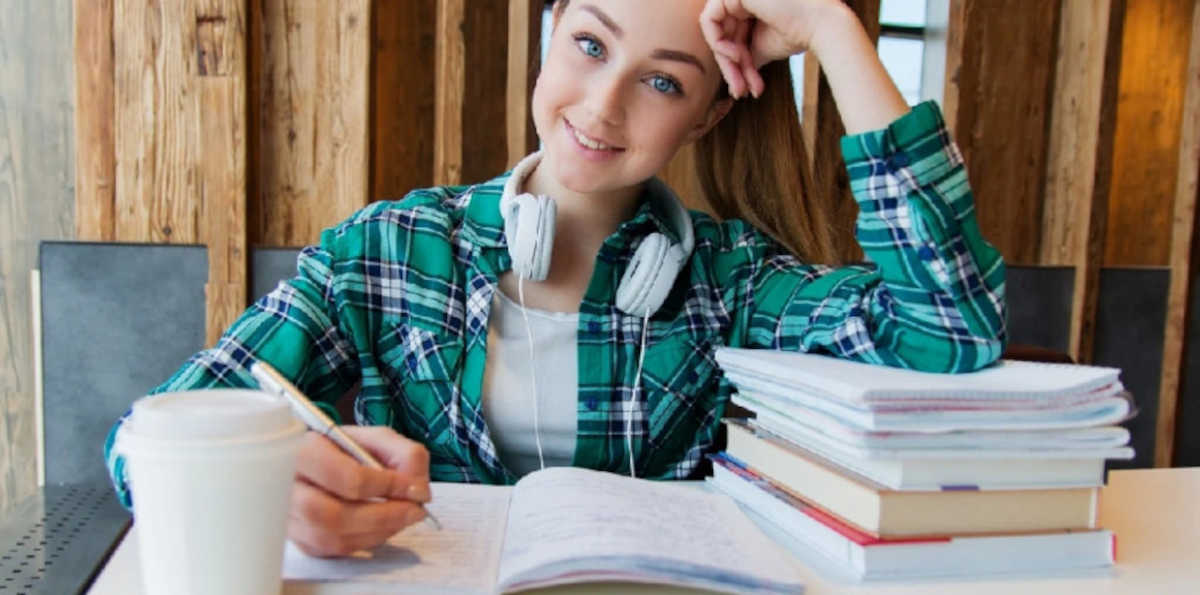 Dziewczyna z książkami podczas nauki