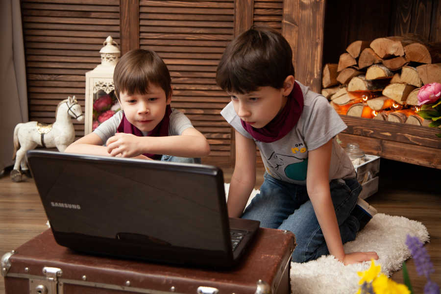 Dwóch chłopców przy laptopie