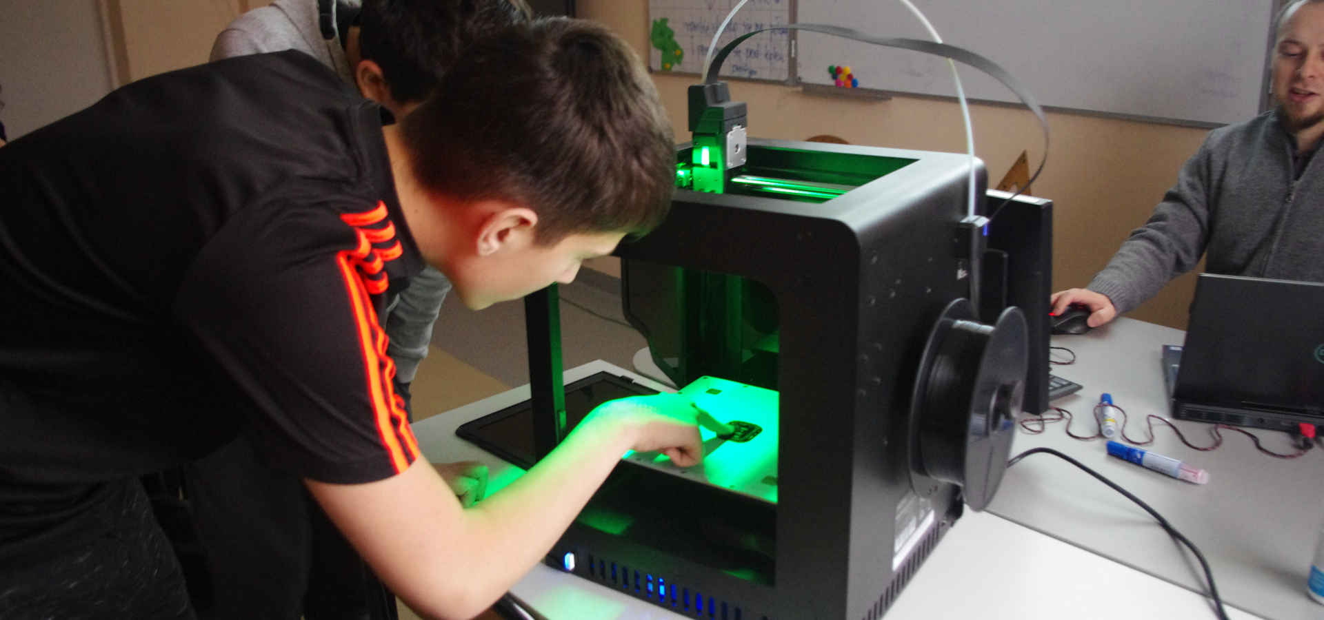 Chłopiec przy drukarce 3D