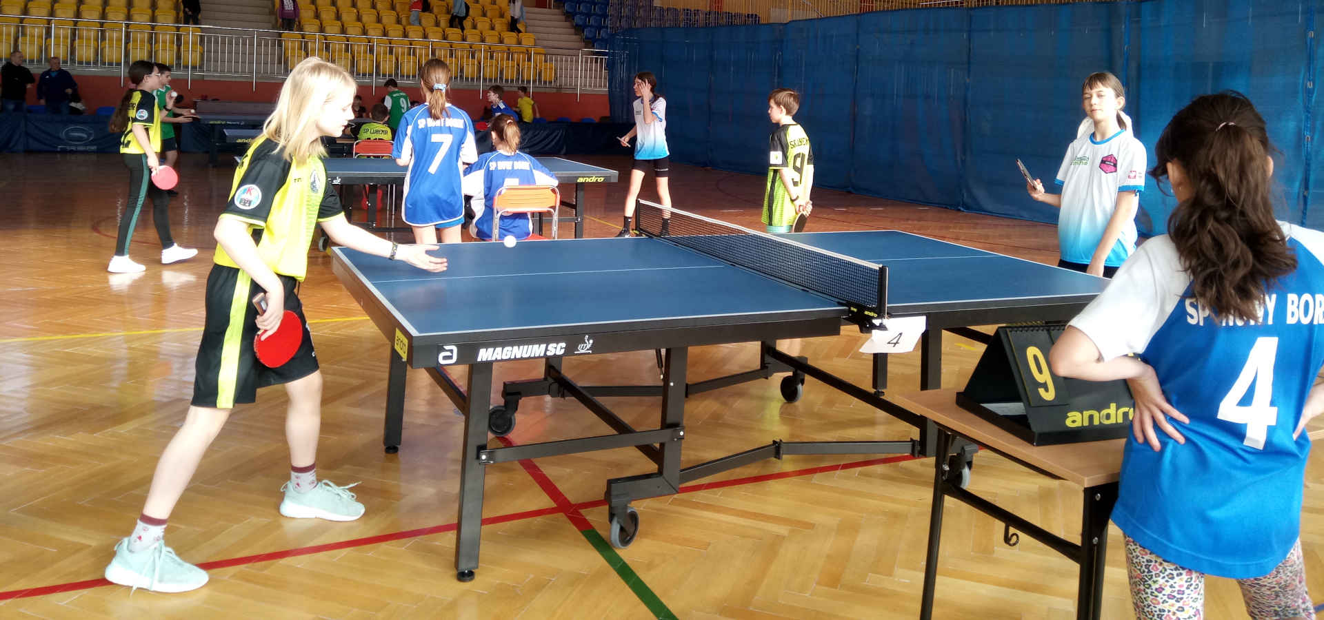 Uczestnicy turnieju podczas rozgrywki w tenisie stołowym